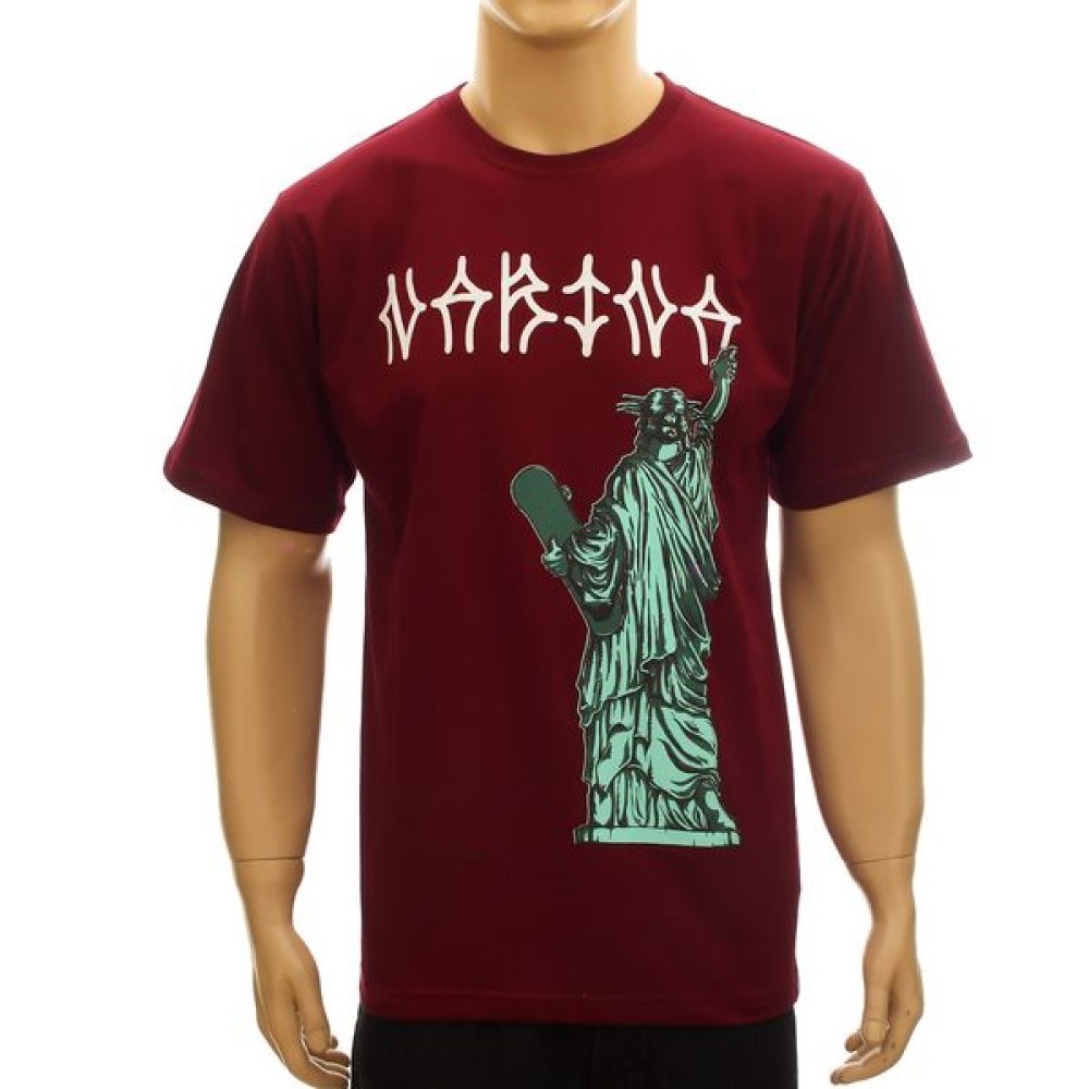 CAMISA-basica-marca-narina-estampa-no-peito-pixacao-cor-VINHO-estilo-skate-sucata-brazil-maua-moda-skatista-streetwear-