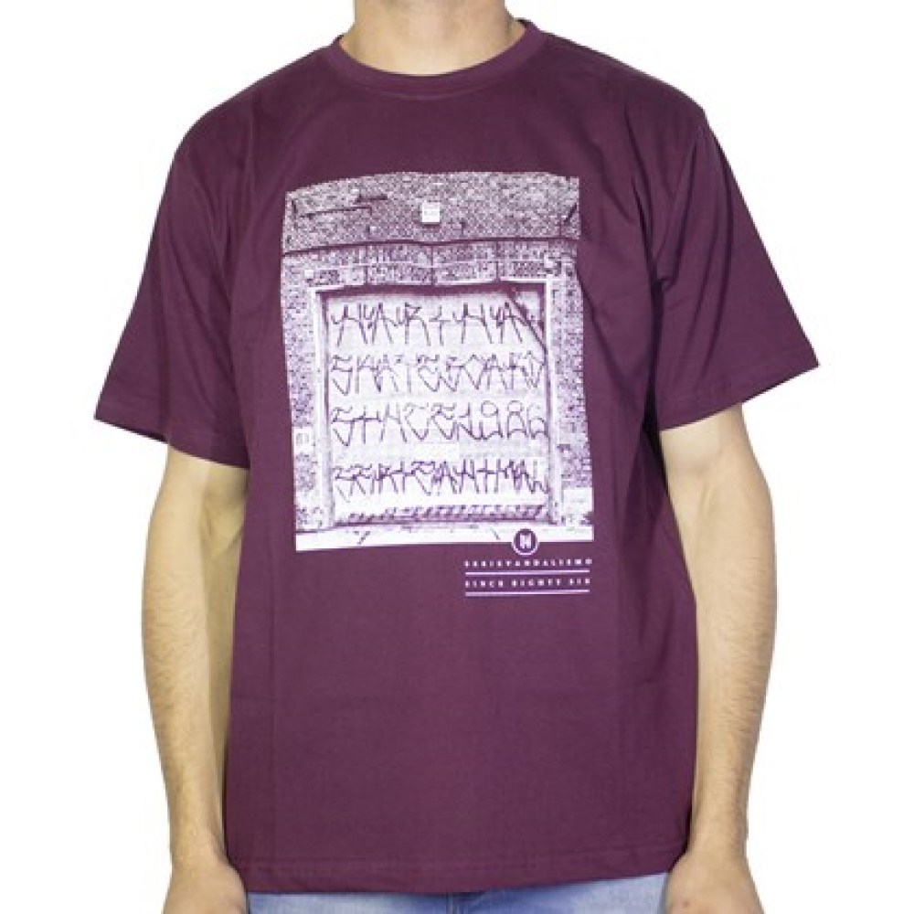 CAMISA-basica-marca-narina-estampa-no-peito-pixacao-cor-bordo-estilo-skate-sucata-brazil-maua-moda-skatista-streetwear-